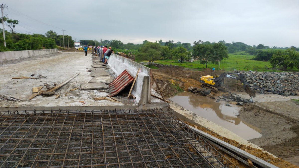 Se observa la obra de construcción del puente formal, mientras a un costado se observa el paso lateral arrasado.