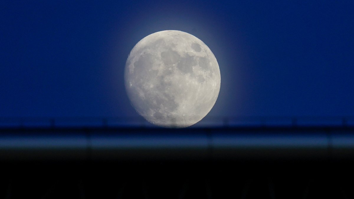 Vista de la luna llena desde el Estadio Internacional de Yokohama, Japón, en una imagen de archivo