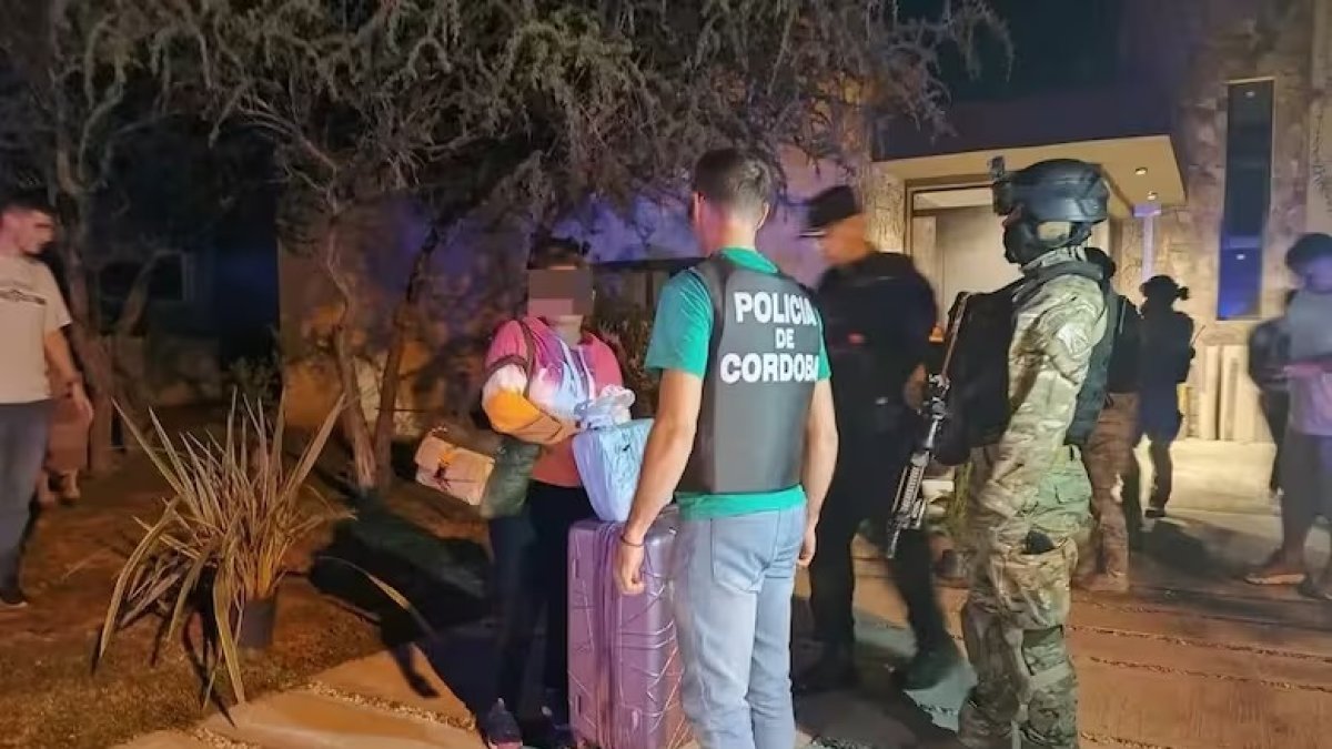 En esta foto del Diario La Nación, se observa a las fuerzas militares y policiales intervenir el lugar y hacer las pericias del caso.