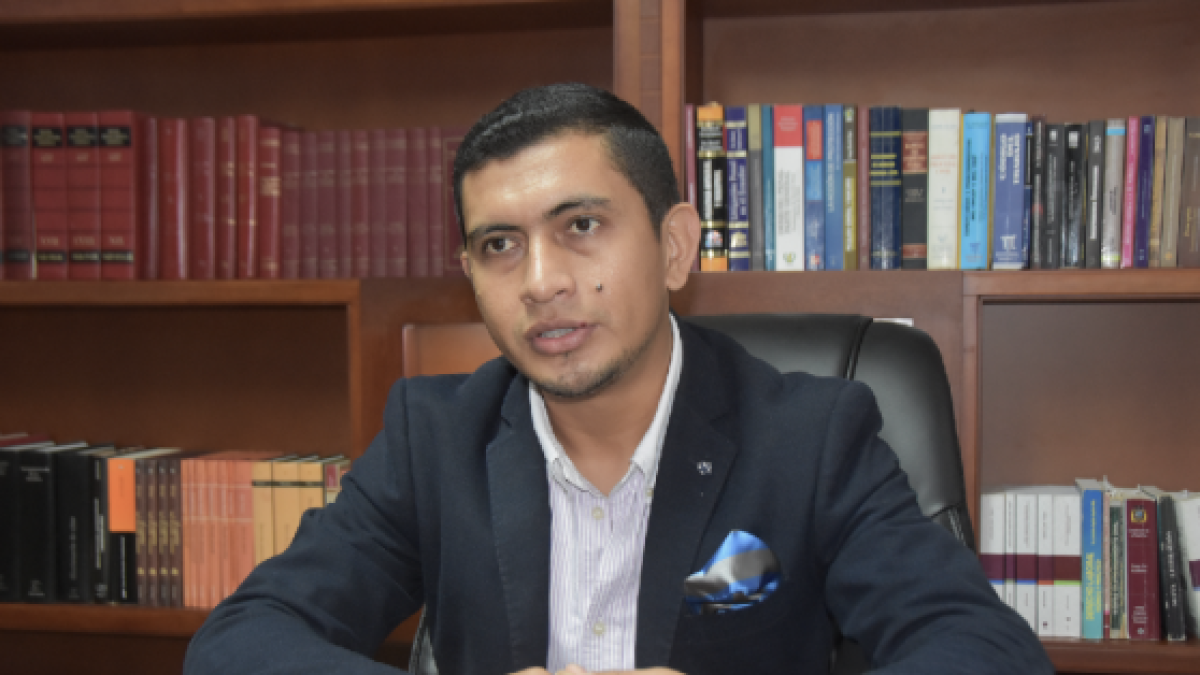 Frank Orellana, abogado.