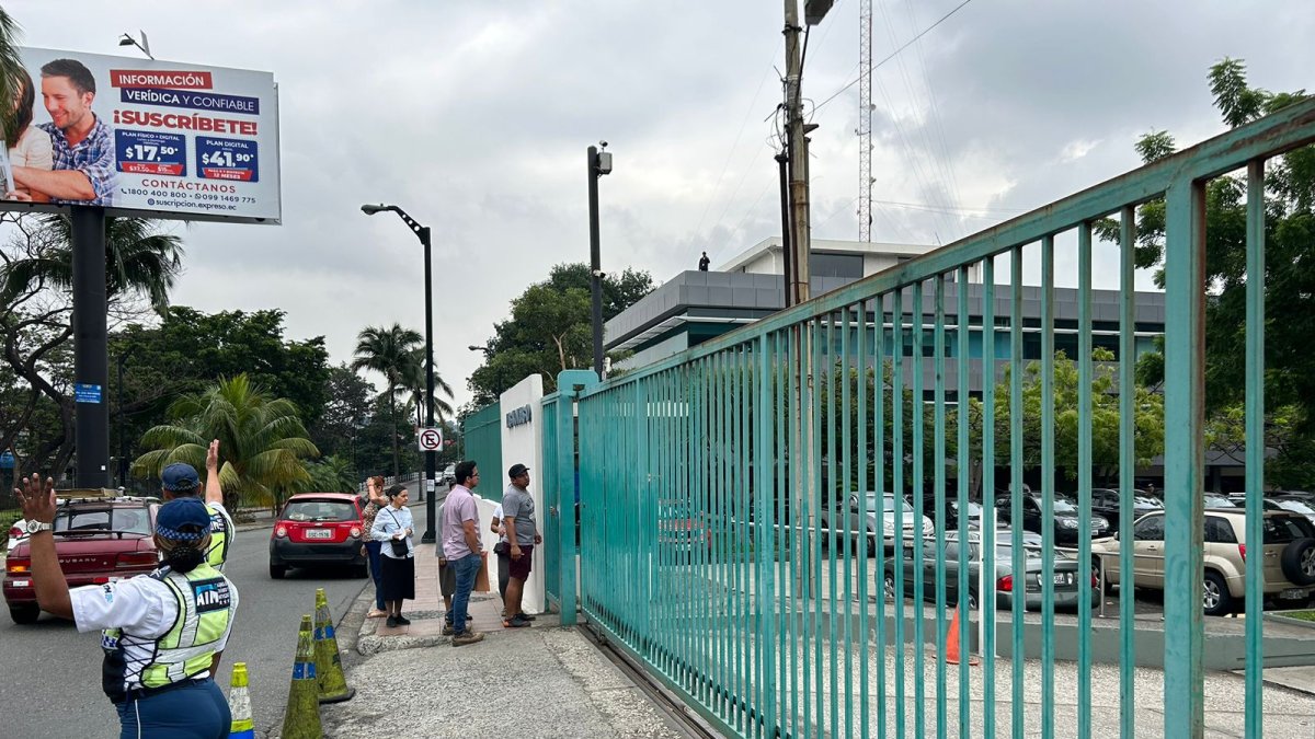 Parte del personal que labora en el sitio fue desalojado mientras una Unidad de Policía Comunitaria (UPC) móvil ingresó para revisar la novedad.