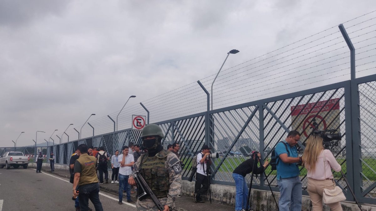 Hay expectativa en los exteriores del lugar.