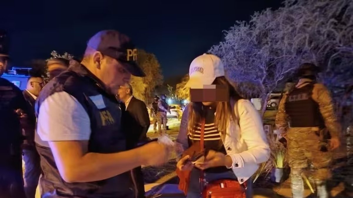 Argentina realizó un operativo en la provincia de Córdoba para expulsar a la familia de Fito