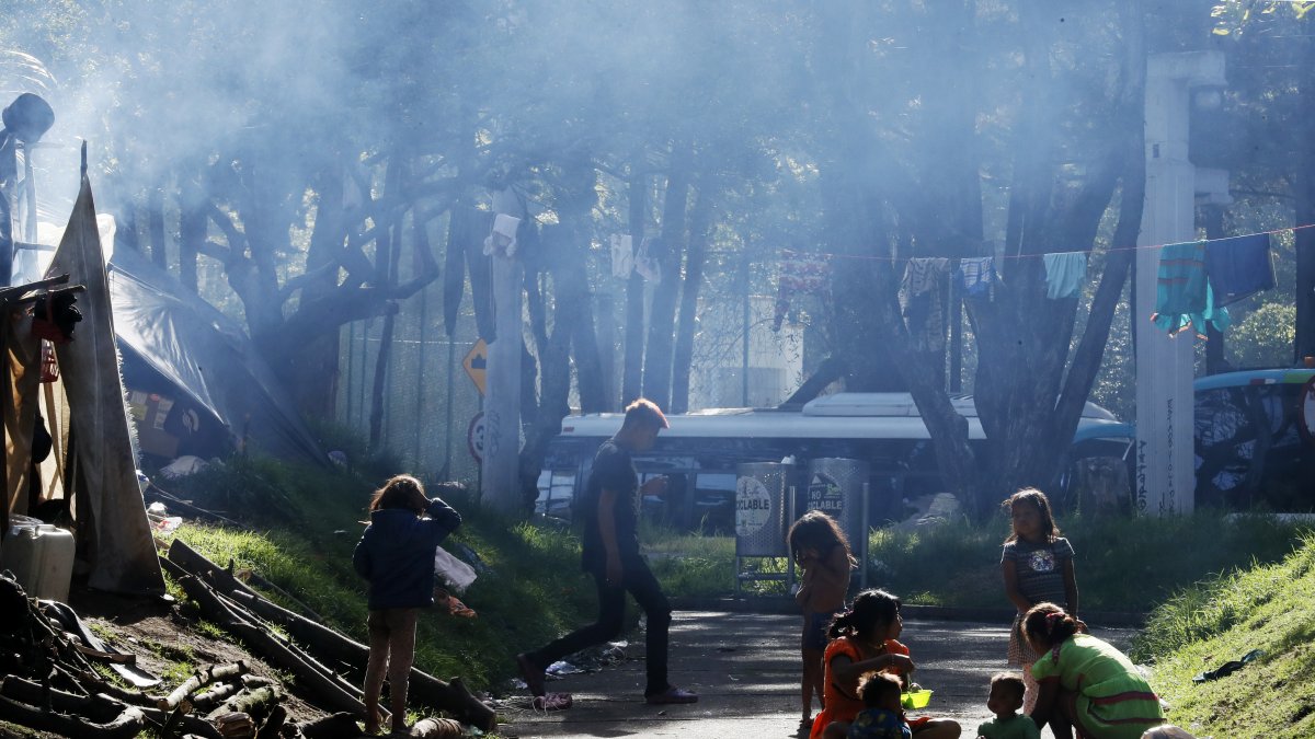 Indígenas en campamentos improvisados, el 15 de enero de 2024, en el Parque Nacional de Bogotá (Colombia)