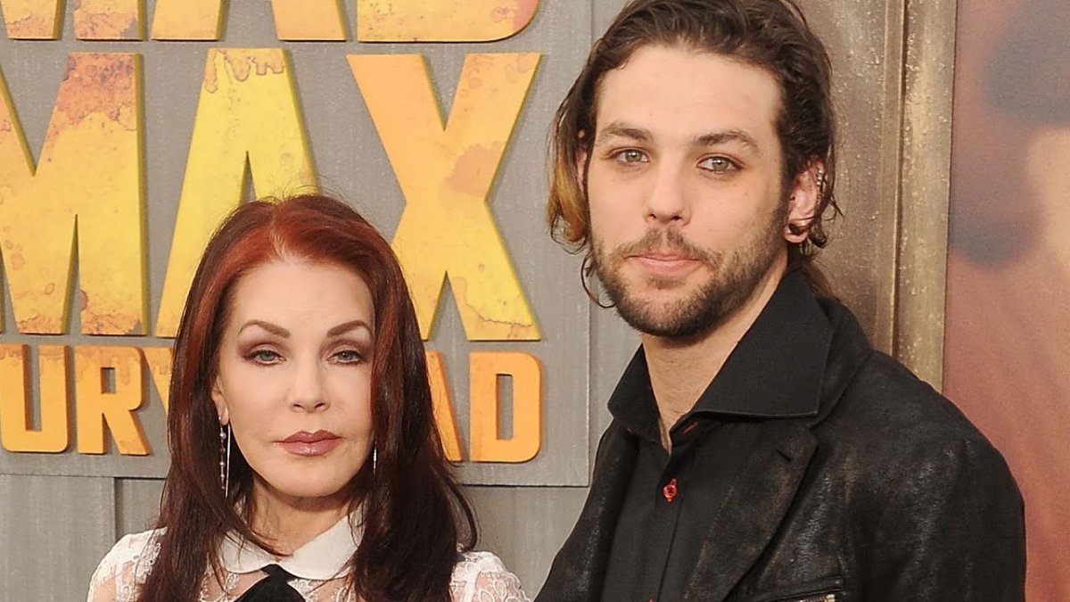 Navarone junto a su madre, la no menos famosa, Priscilla Presley.