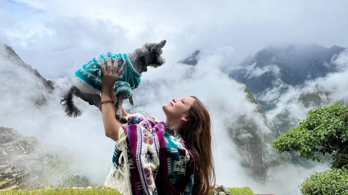 Yoda, mestizo de 11 años, junto a su dueña Ana Cristina López, en Machu Picchu