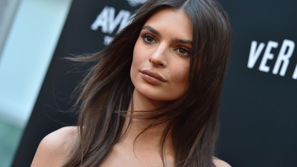 Emily Ratjowski ahora comparte una nueva postura sobre el feminismo.