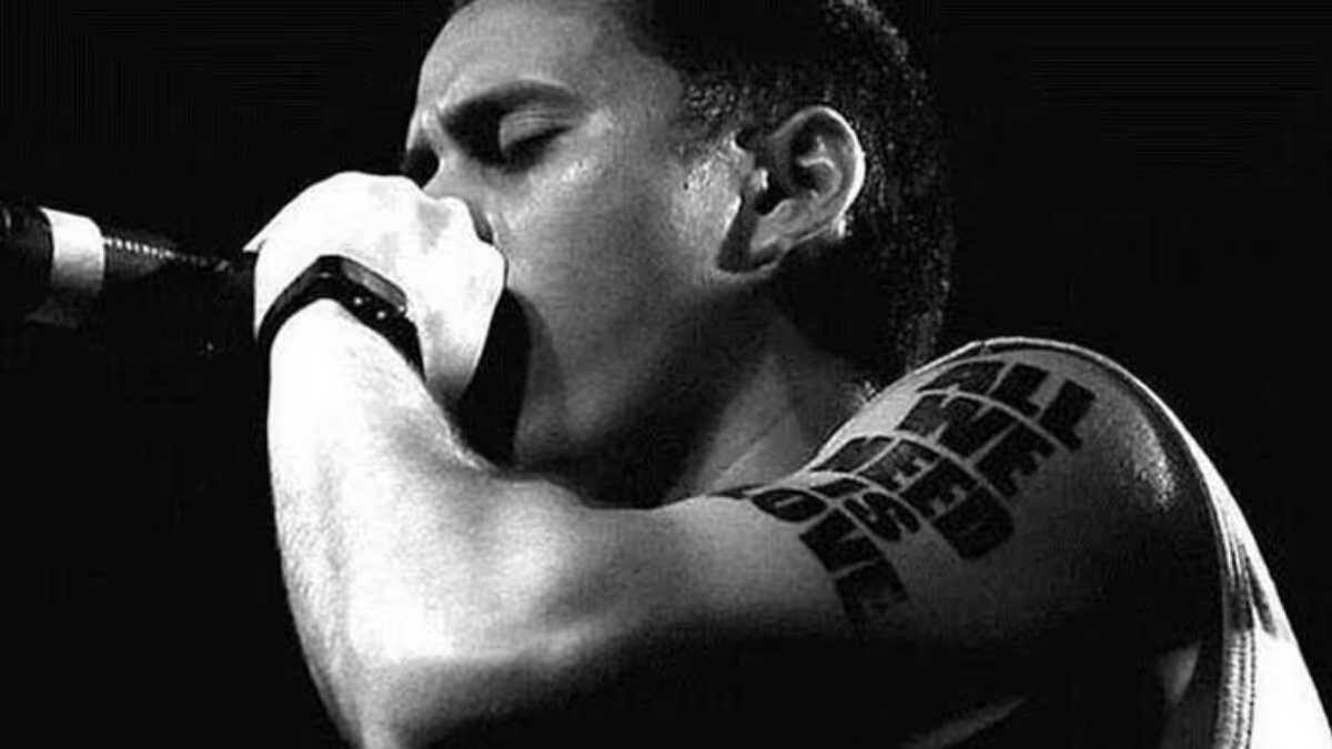 En la nueva versión, Améstica menciona que Canserbero estaba angustiado y llorando, sugiriendo problemas emocionales.