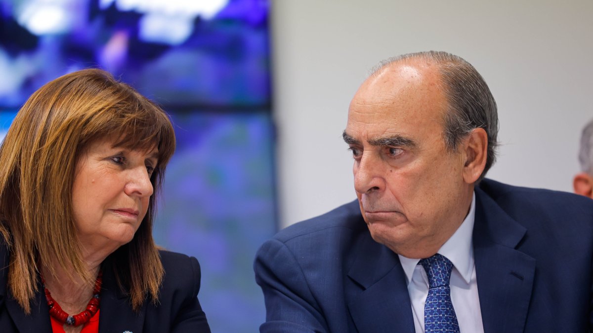 La ministra argentina de Seguridad, Patricia Bullrich (i), y el del Interior, Guillermo Francos, participaron en una rueda de prensa este viernes 19 de enero, en Buenos Aires (Argentina).