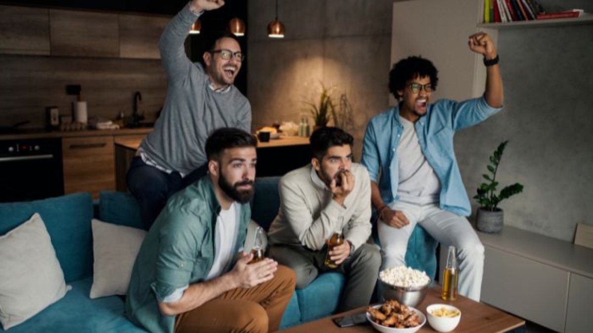 Directv  presenta un lunes de emociones deportivas que abarcan desde vibrantes partidos de baloncesto hasta programas informativos de Ecuador y el mundo.