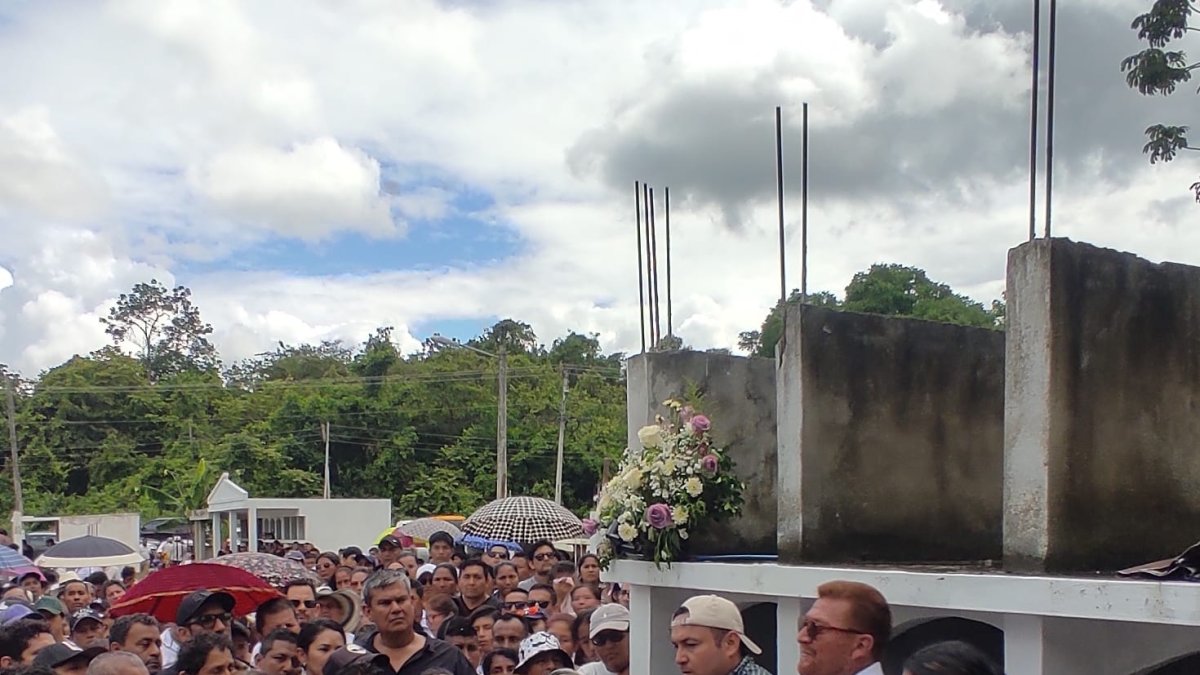 Varias personas se dieron cita para darle el último adiós al fiscal César Suárez.