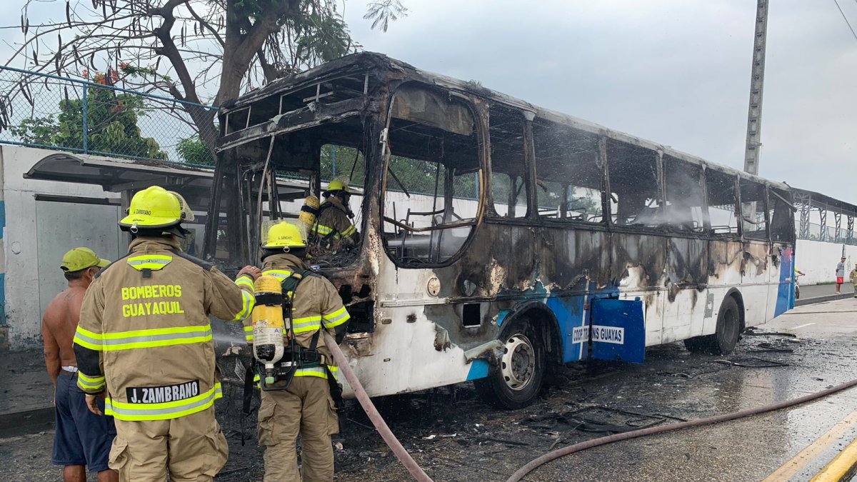Suburbio. Los bomberos controlaron el incendio y el fuego no se propagó.