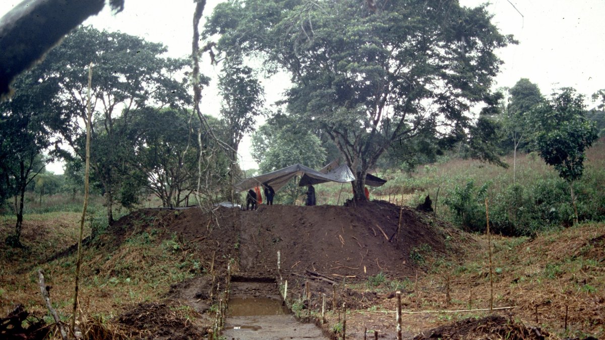 Fotografía cedida por el arqueólogo francés Stéphen Rostain, donde aparecen investigadores en una excavación a gran escala en una plataforma de tierra del sitio Sangay en el Valle del Upano..