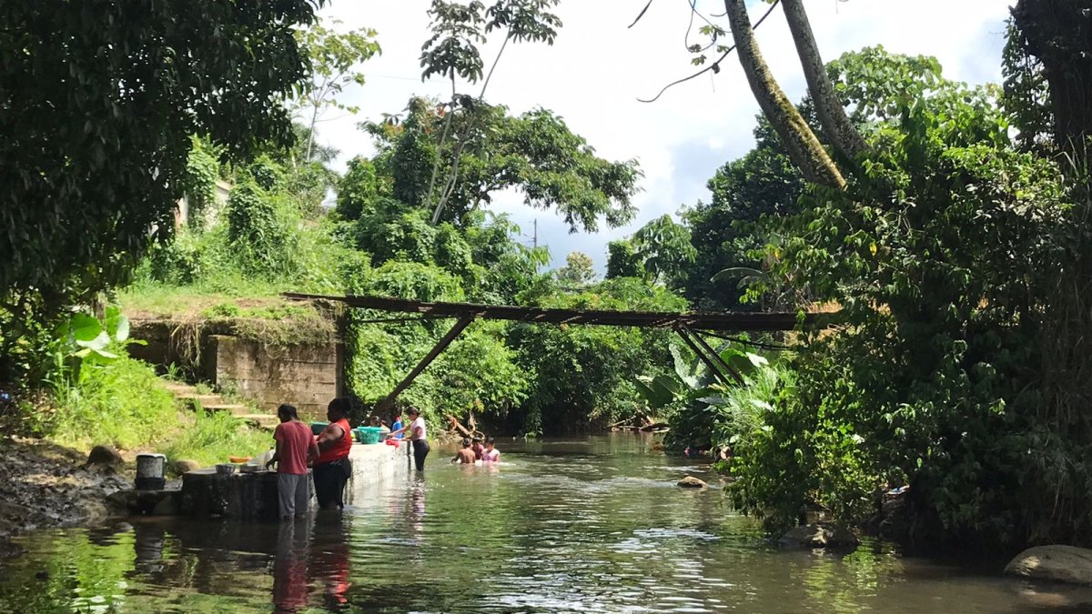 Nadadero. El río Nadadero tradicionalmente permanecía lleno de lavanderas, desde que salía el sol hasta antes de que oscurezca. Ahora son muy pocas quienes lo visitan.
