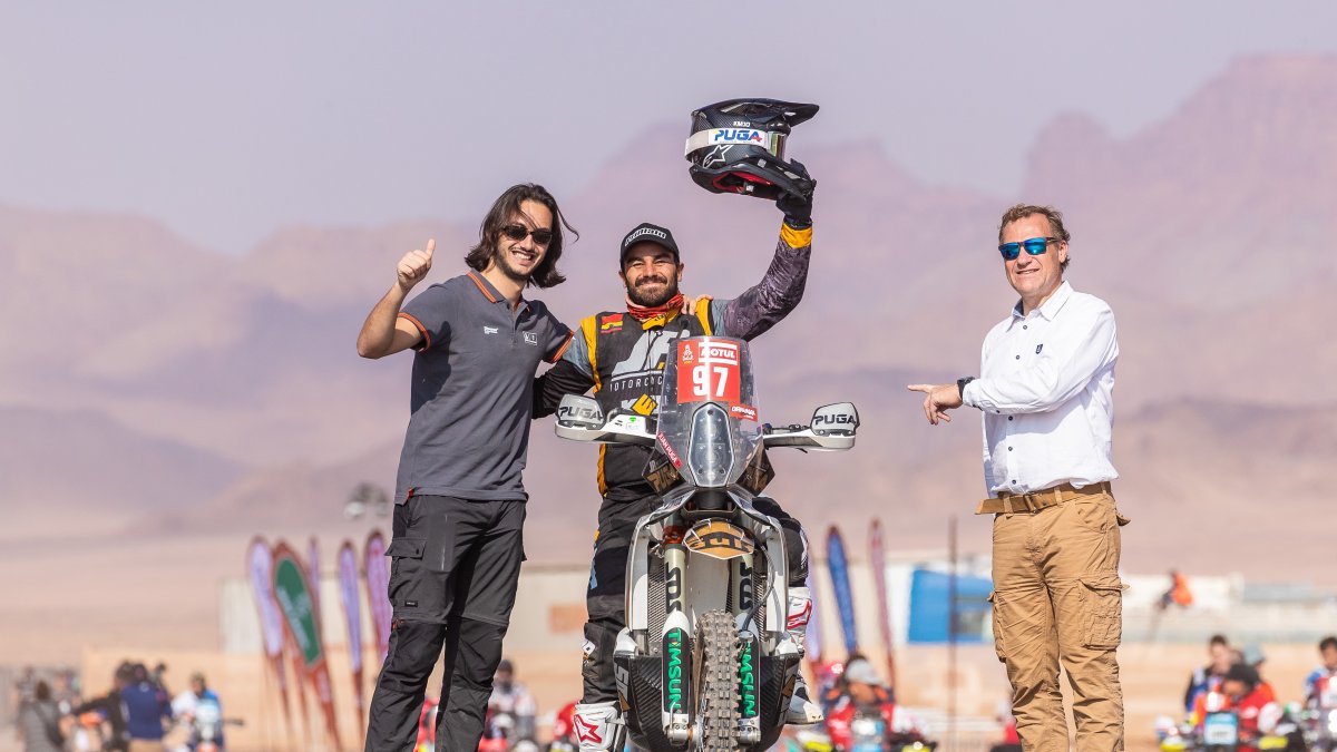 Puga (c) finalizó en el quinto puesto de la categoría Original. Fue el primer motociclista ecuatoriano en completar el Rally Dakar. Lo hizo en la edición de 2019.