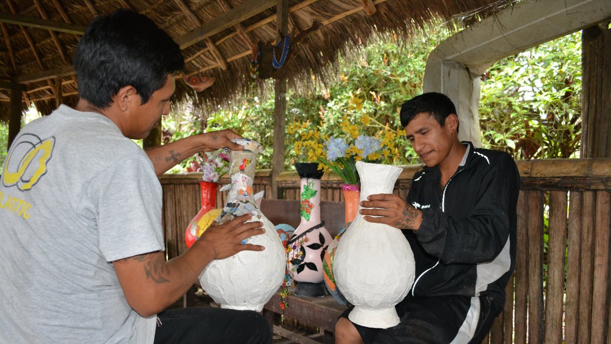Labor comunitaria. Los hombres también se unen a la tarea de elaborar artesanías.