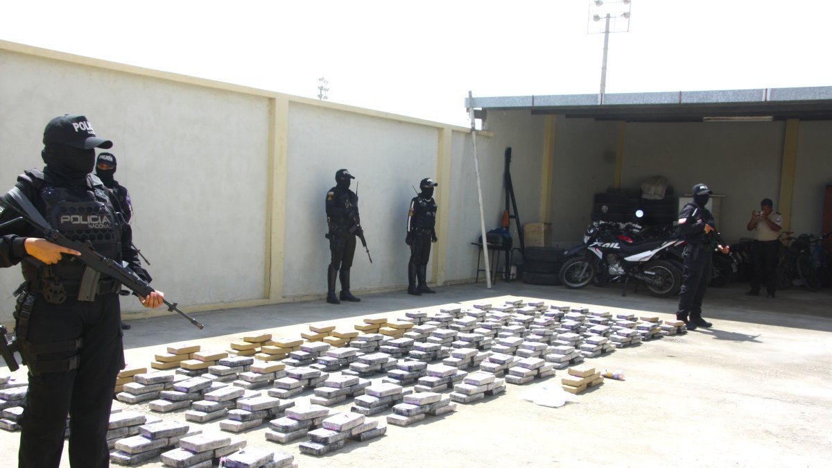 Salinas. Elementos policiales aparecen con la carga ilegal recuperada.