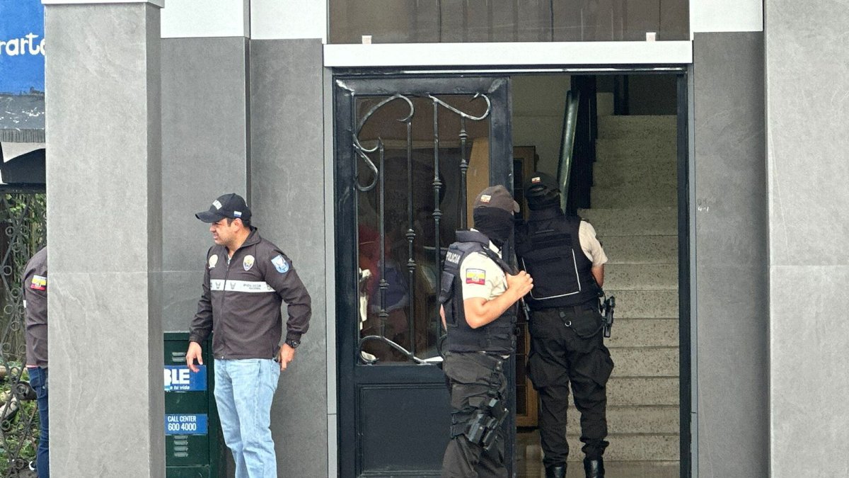 POLICÍAS.- La policía llegó hasta los exteriores del Municipio de Machala donde se refugió Frank Orellana.