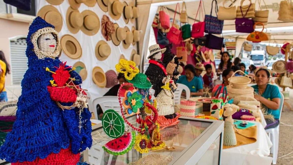 Santa Elena. Varios artesanos exhiben sus trabajos en una feria reciente.
