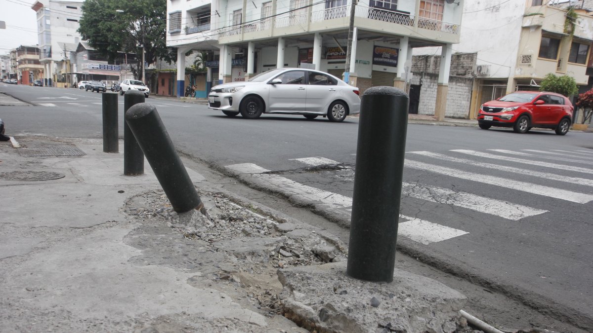 Una barrera de contención sigue derribada en las calles 6 de Marzo y Francisco de Marcos.