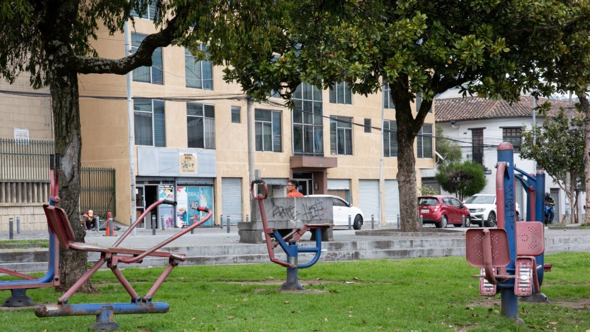 Descuido. Basura se encuentra regada en el espacio, las bancas están dañadas y muchas son usadas por quienes liban en el sitio.
