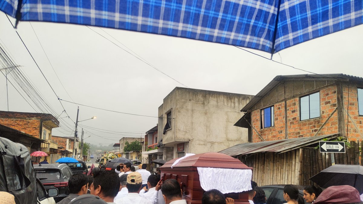 Despedida. Familiares y amigos cargaron el féretro del fiscal Suárez.