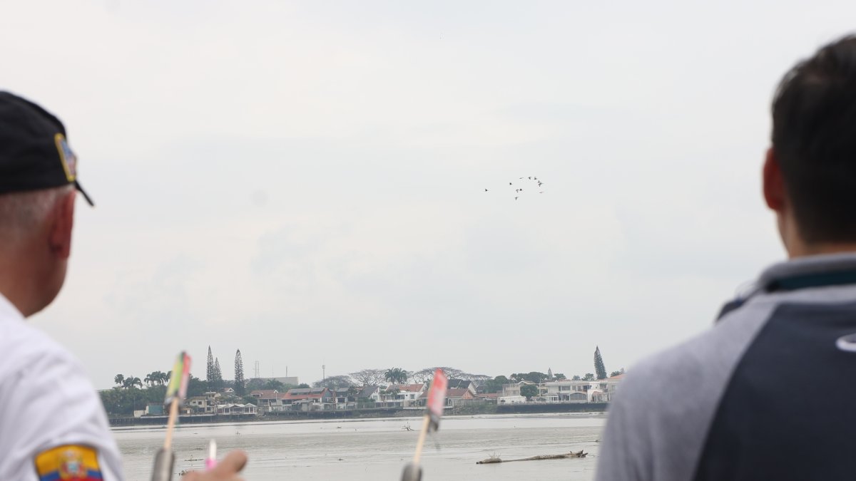 Disparos. A través de pirotecnia, una de las recomendaciones de expertos extranjeros, se ahuyenta a las aves en la zona.