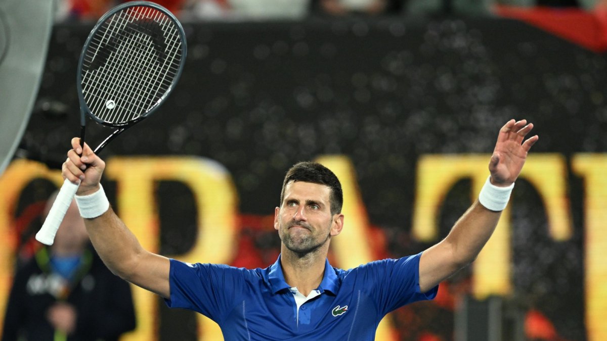 Djokovic celebra tras vencer al argentino Tomás Martín Etcheverry (30), por 6-3, 6-3 y 7-6(2) en dos horas y 28 minutos.