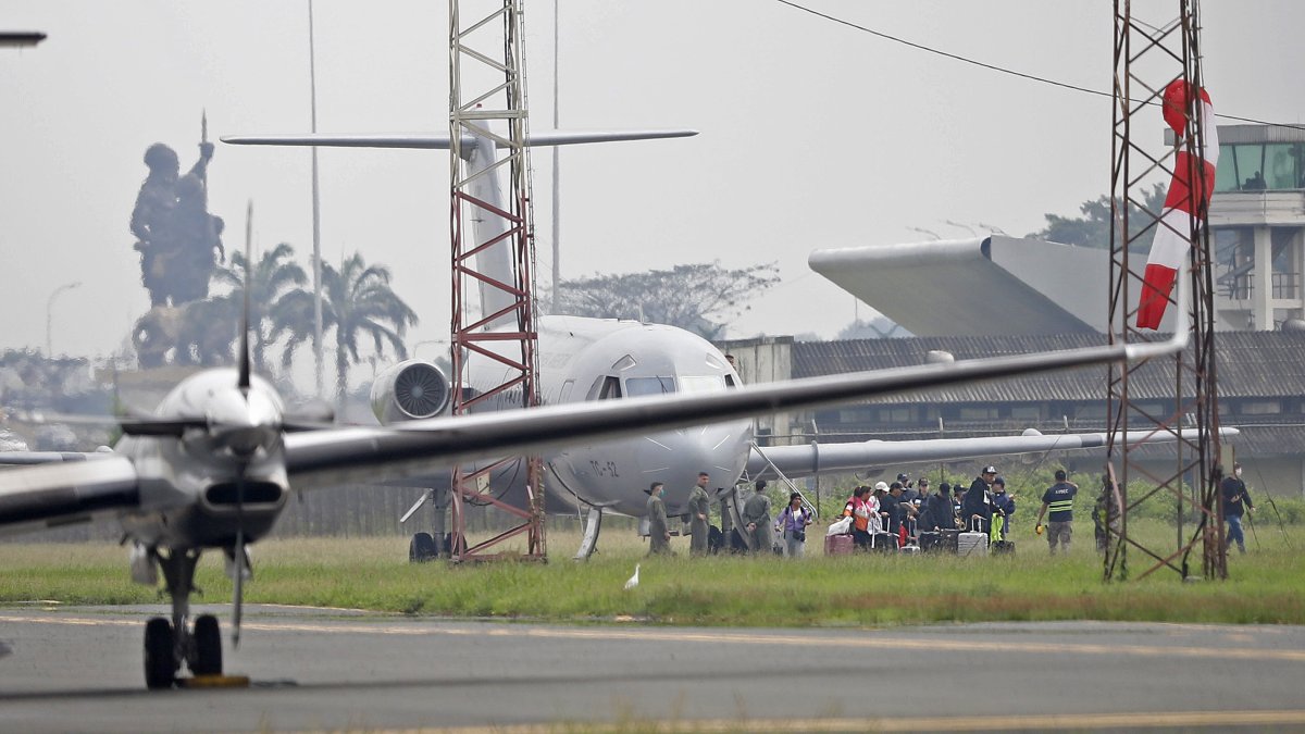 Más de una hora tardaron en bajar los familiares de Adolfo Macías, tras su arribo a Ecuador, desde Argentina.