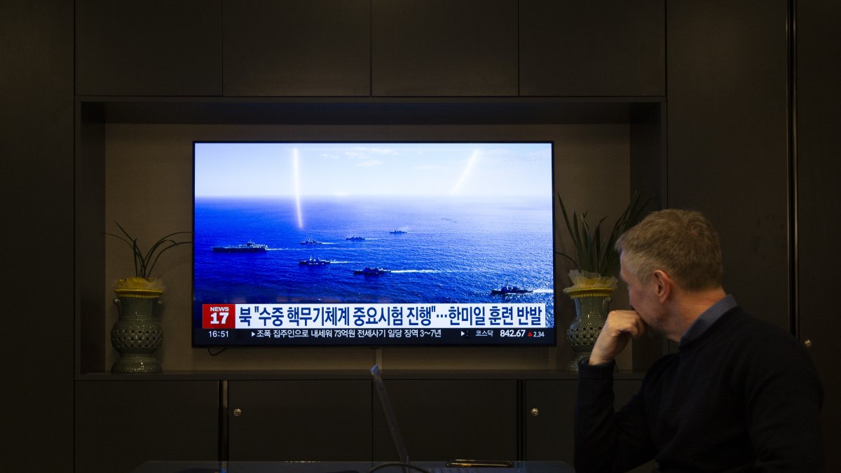 Seúl. Una persona sigue las noticias sobre el arma nuclear ‘Haeil-5-23’.