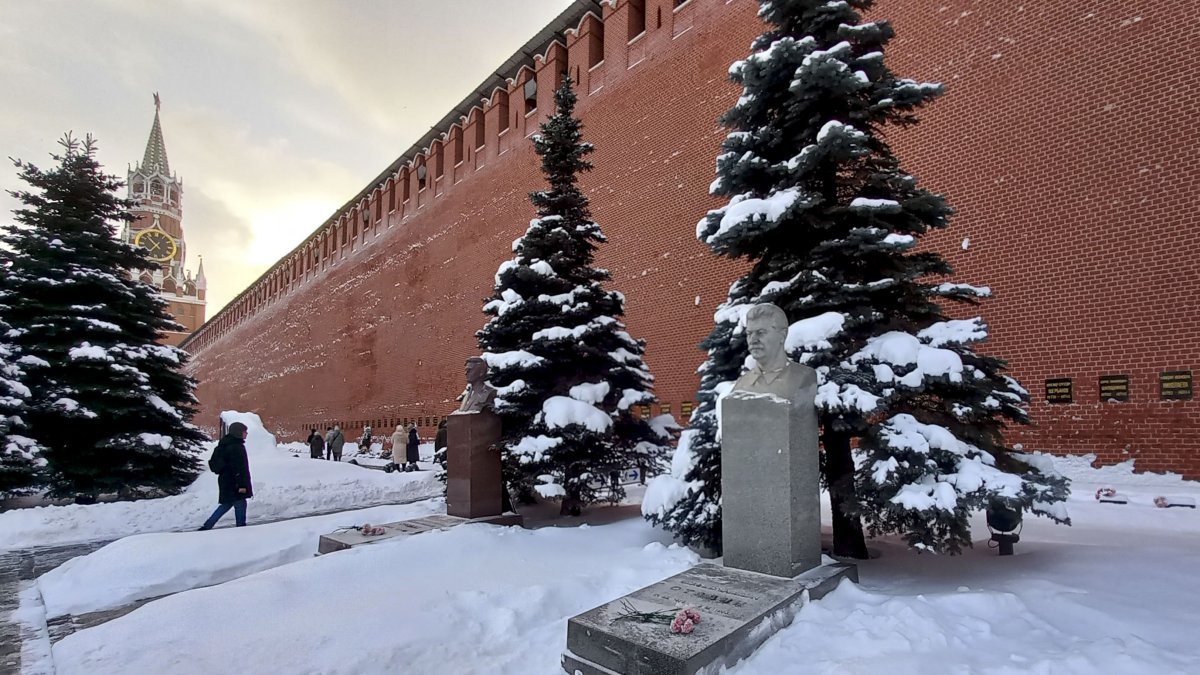 Vista de la tumba de Iósif Stalin y su busto, que se encuentran a los pies de las murallas del Kremlin y detrás del Mausoleo de Lenin en Moscú.