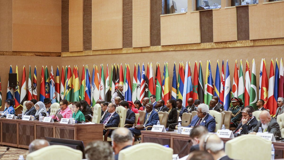 Los participantes siguen las actuaciones durante la apertura de la 19ª cumbre del Movimiento de Países No Alineados en Munyonyo, Kampala, Uganda, el 19 de enero de 2024.