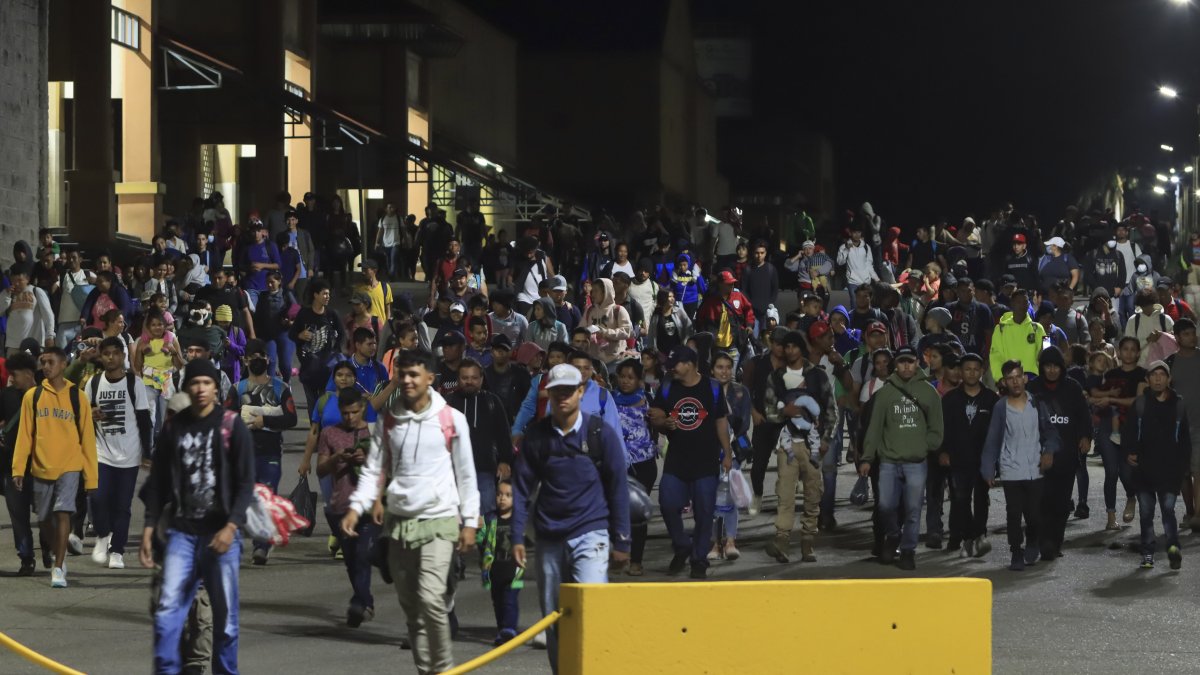 Migrantes de diferentes nacionalidades salen de la Gran Central Metropolitana, en la ciudad San Pedro Sula al norte de Honduras. 