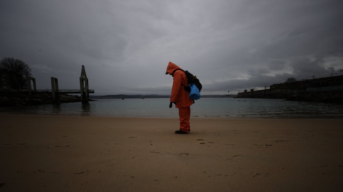 Labor.-Continúa la recogida de pellets este martes en la playa de San Amaro, en la ciudad de A Coruña. 