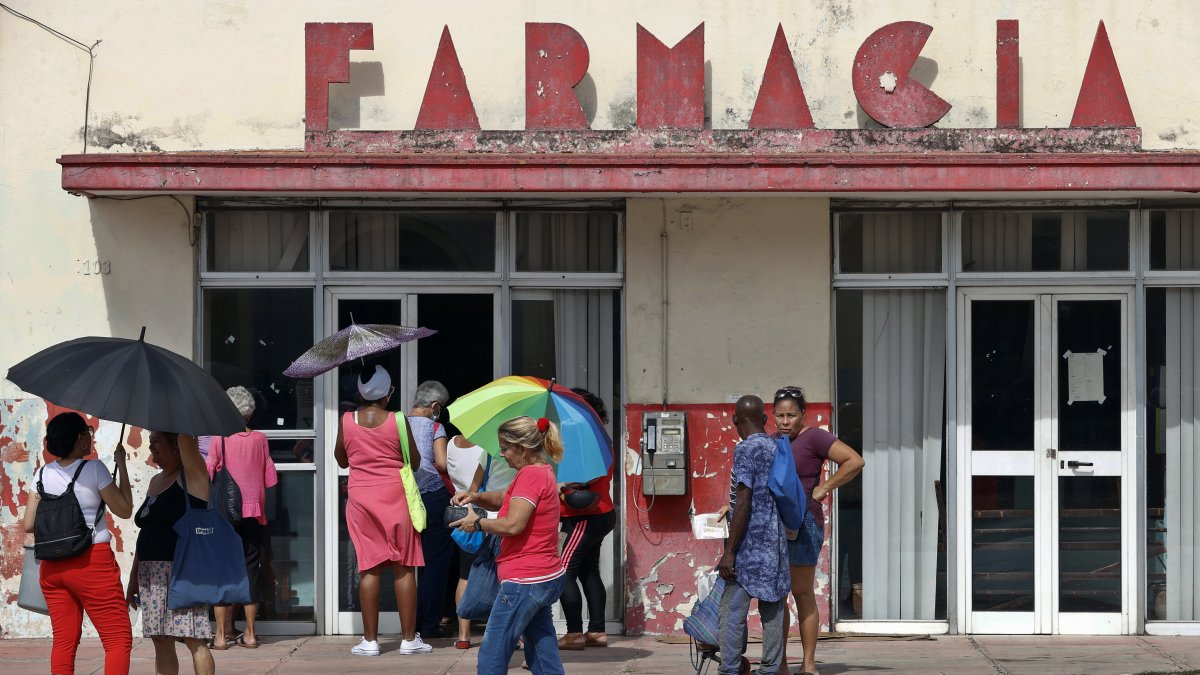 Personas esperan afuera de una farmacia, el 19 de enero de 2024, en La Habana (Cuba).