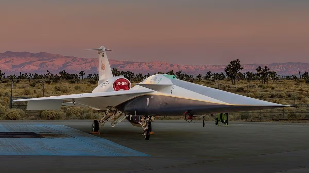 El avión experimental supersónico X-59 de la NASA, en las afueras de las instalaciones de Skunk Works, en Palmdale (California, EE.UU).