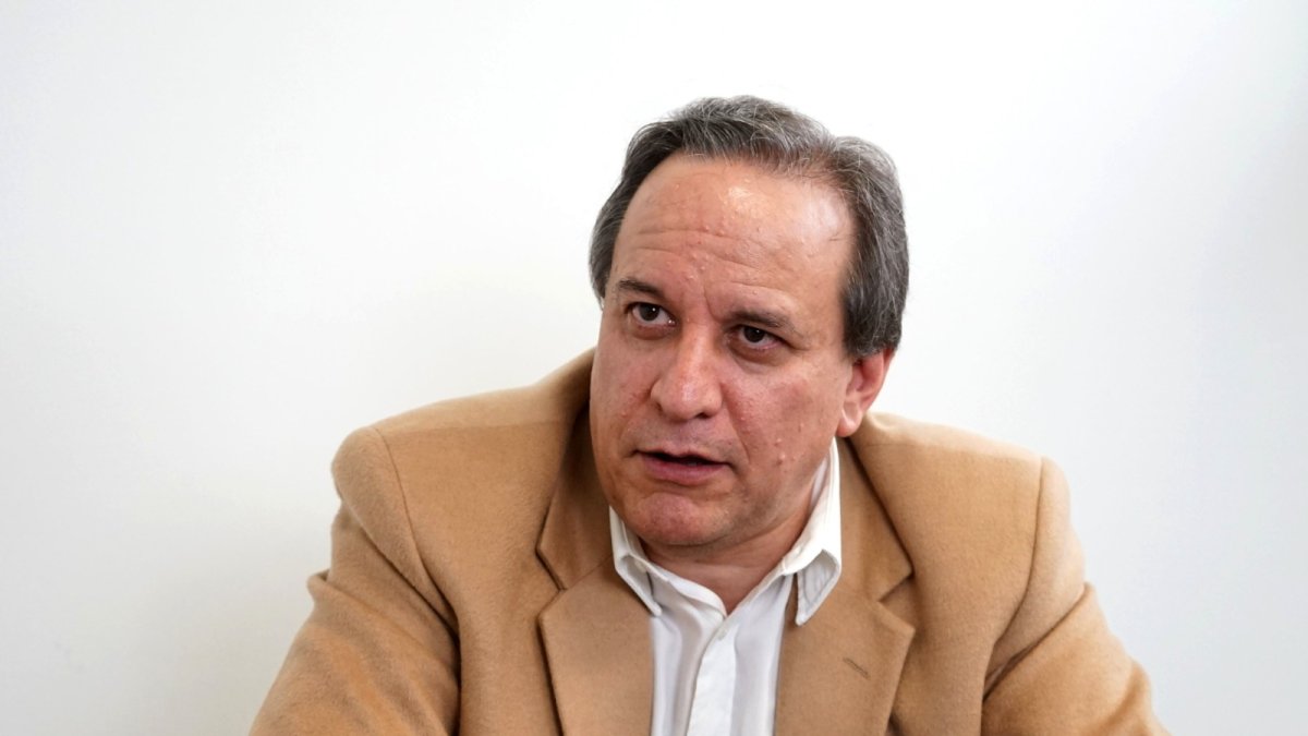 Simón Cueva es economista y académico quiteño. Doctor y magíster en Economía por la Universidad de París. Exministro de Economía del gobierno de Guillermo Lasso.
