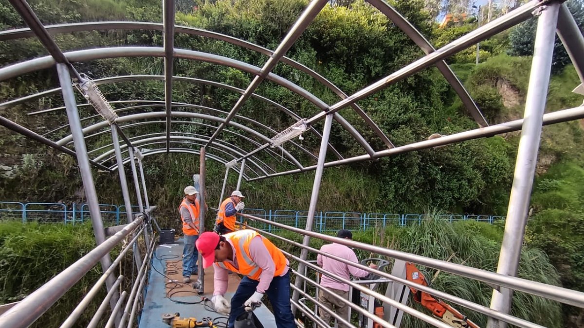 Personal de la Prefectura trabaja en la reparación del puente.