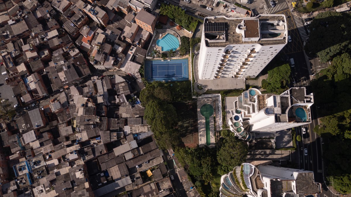 Fotografía tomada con un dron que muestra la favela Paraisópolis frente a una zona de edificios de lujo, el jueves 18 de enero de 2024, en la zona sur de la ciudad de São Paulo (Brasil). 
