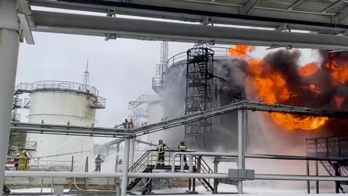 Extinción del incendio provocado por un ataque ucraniano con drones contra el depósito de petróleo de Klintsevskaya, en la región rusa de Bryansk.