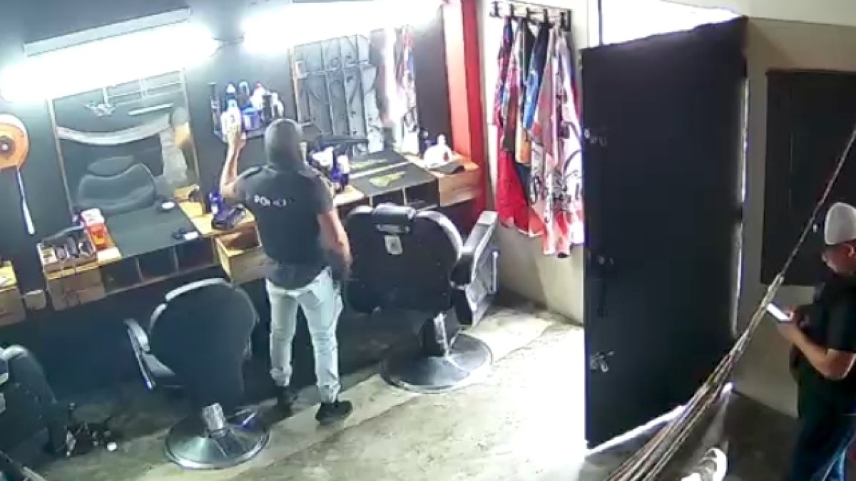 Los policías buscaban las armas en el centro de belleza de Daule, provincia de Guayas.