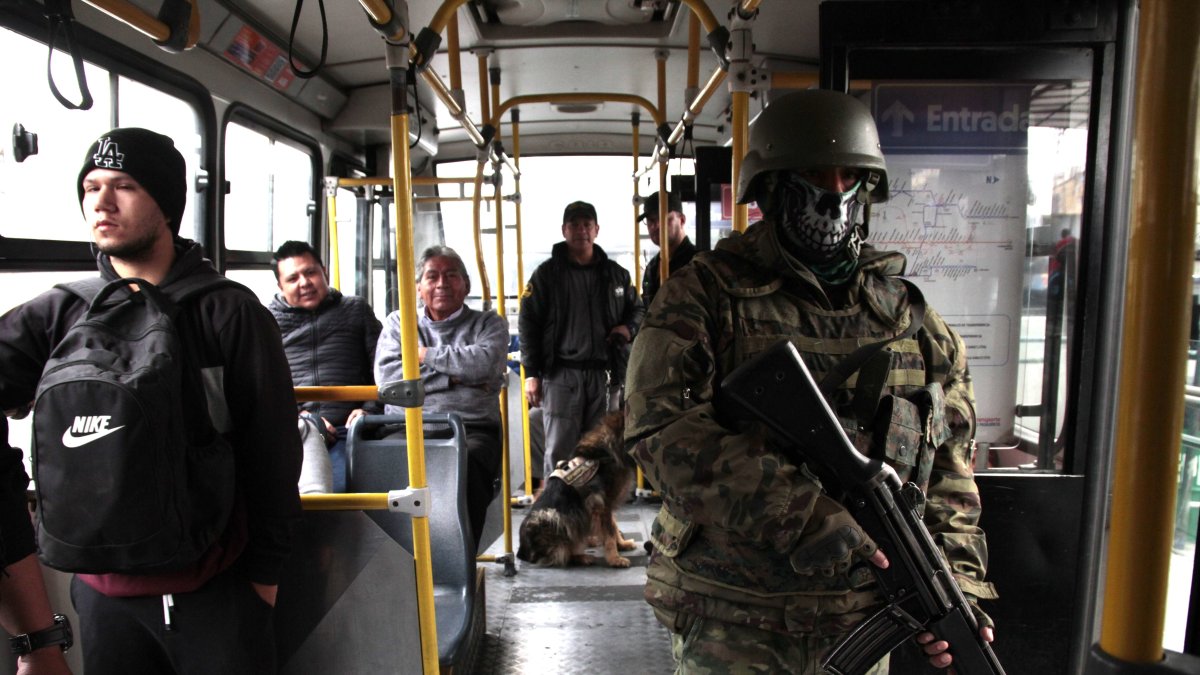 El nuevo enemigo del Estado, según los consultados, sobrepasa económicamente a la fuerza pública.