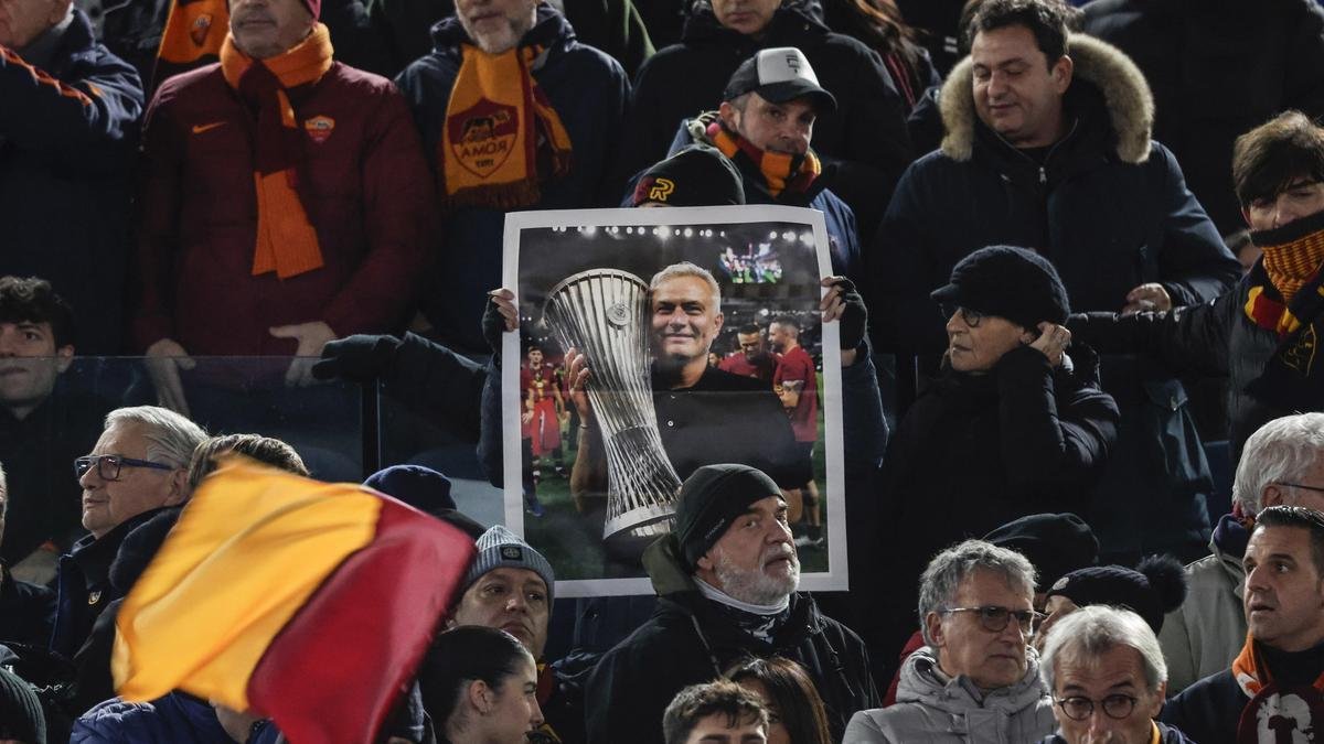 El técnico Mourinho es reconocido por los hinchas de Roma