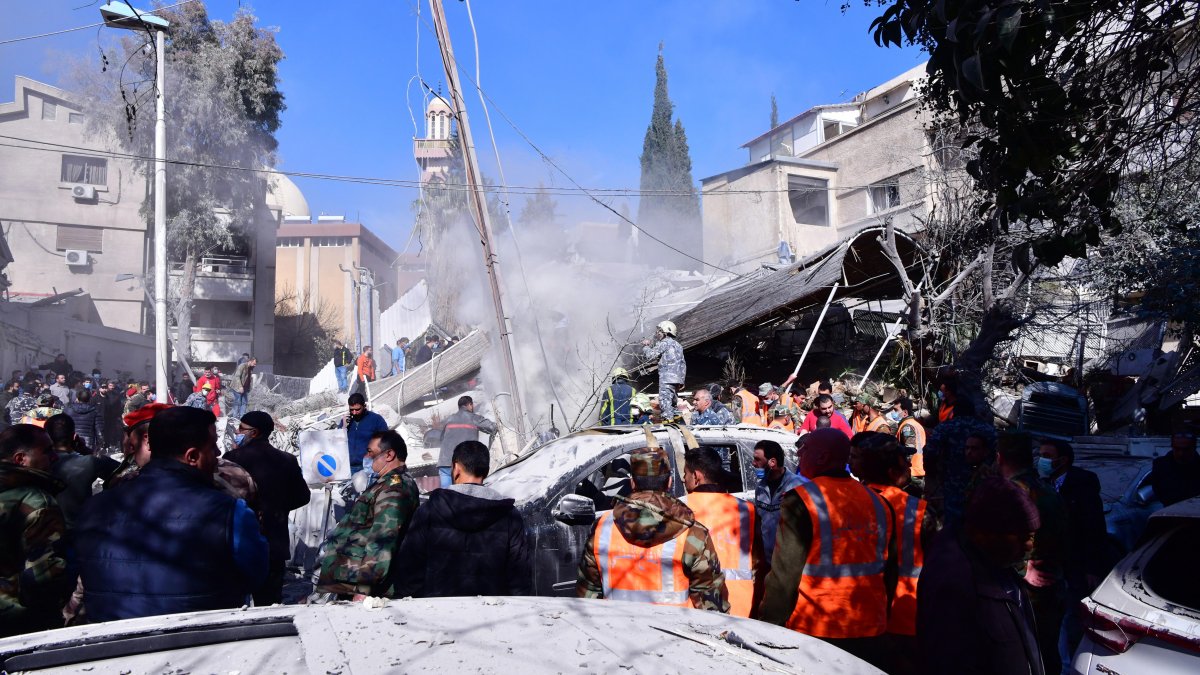 Rescatistas y soldados junto al edificio residencial afectado tras un presunto ataque israelí en el barrio de Mezzah, en Damasco, Siria, hoy 20 de Enero de 2024. 