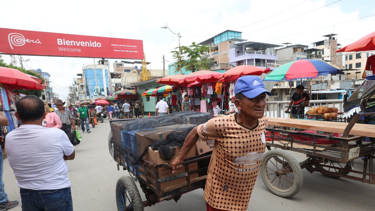 Miles de personas cruzan a diario el puente internacional entre Ecuador y Perú, sin mayor control de la mercadería ni identidades.