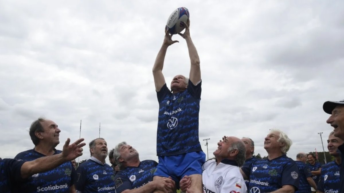 Varios de los sobrevivientes del equipo de rugby Old Christians Club se reunieron para rendir homenaje por los 50 años del accidente aéreo, el año pasado.