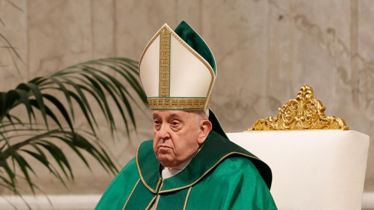 El papa Francisco preside la misa con motivo del Día de la Palabra de Dios, en la Basílica de San Pedro de la Ciudad del Vaticano, el 21 de enero de 2024.