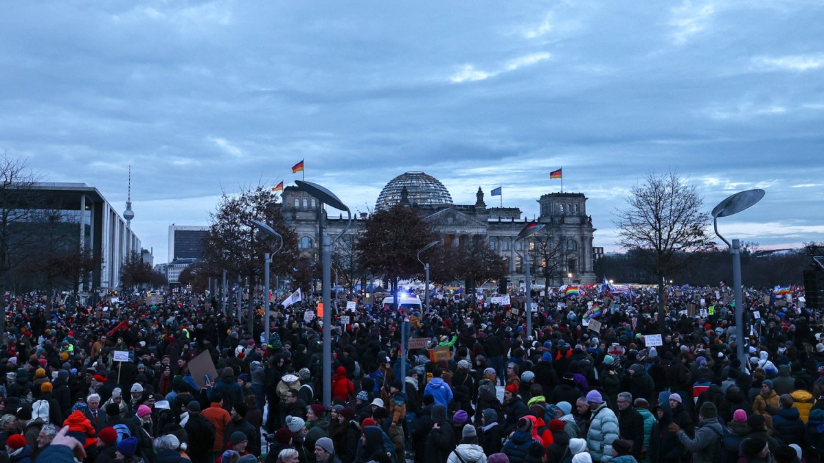 Los manifestantes se reúnen frente al parlamento alemán Bundesta.