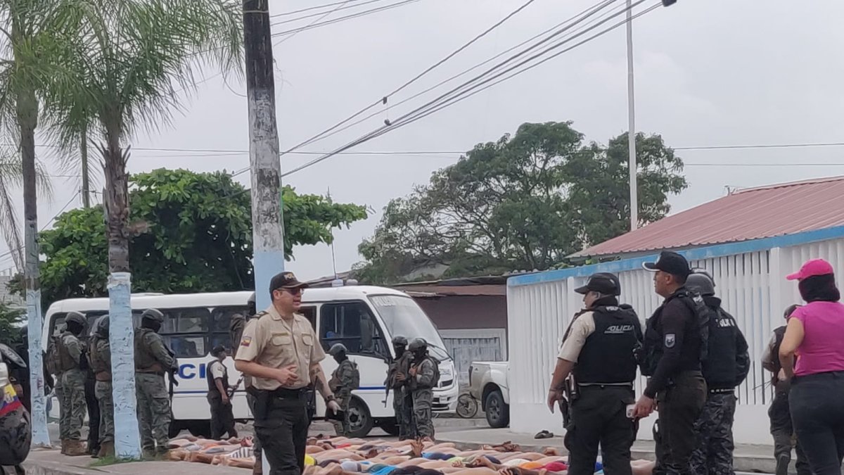 A la vuelta de la casa de salud tenían retenidos a más de 20 ciudadanos.