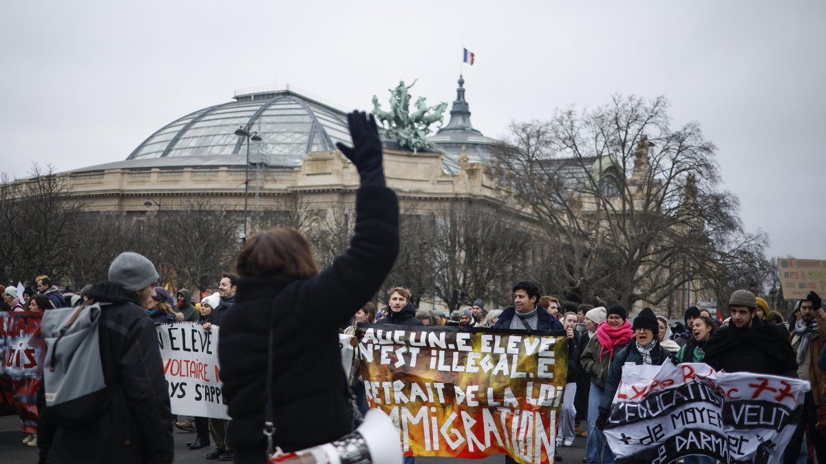 La gente se reúne en una manifestación organizada por colectivos de inmigrantes indocumentados, sindicatos y partidos de izquierda.